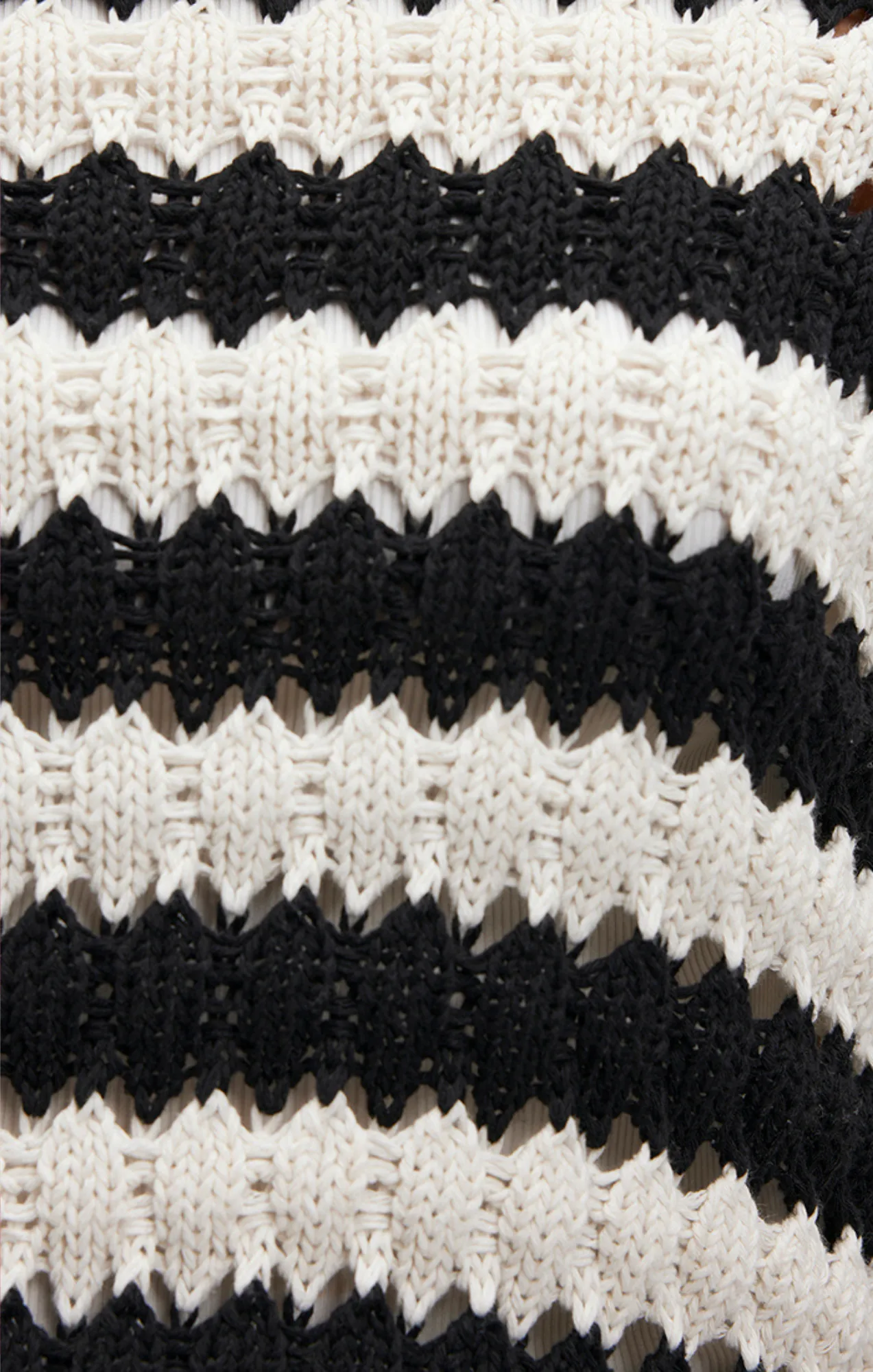 KNIT SWEATER IN BLACK STRIPED